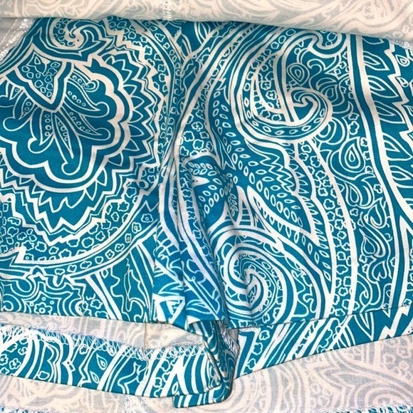 Skort teal and white contemporary print. Belt loops and front pockets size 10P
C - Picture 14 of 15